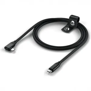 Satechi svart flettet USB-C-til-USB-C-kabel med rettvinklet kontakt og kabelstropp, kveilet for lading og dataoverføring