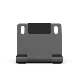 Satechi OntheGo faltbarer Stand Hub in Space-Schwarz, aufrecht vor schwarzem Hintergrund mit USB-C-Hub-Design.