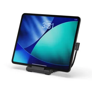Satechi OntheGo faltbarer Stand Hub, der ein Tablet im Querformat hält, mit angeschlossenem USB-C-Kabel