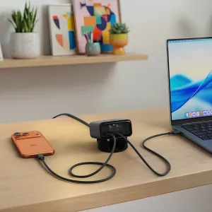 Satechi ChargeView 140W bordlader med sanntidsvisning av wattforbruk, som lader en telefon og en bærbar PC på et skrivebord
