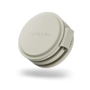Satechi OntheGo 3-in-1 faltbares kabelloses Ladegerät in Sand, geschlossen mit geprägtem Logo dargestellt.
