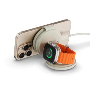 Satechi OntheGo kabelloses 3-in-1-Ladegerät mit iPhone, Apple Watch und AirPods-Hülle auf einem Ständer mit sandfarbener Oberfläche