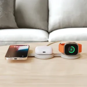 Satechi OntheGo 3-in-1 kabelloses Ladegerät lädt iPhone, AirPods und Apple Watch auf einem Tisch