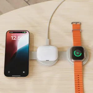 Satechi OntheGo 3-in-1-Wireless-Ladegerät mit Smartphone, Ohrhörer-Case und Apple Watch auf einer Tischplatte