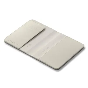 Satechi Reisepasshülle aus veganem Leder in Beige, geöffnet, sodass Kartenfächer und integrierter Find-My-Tracker sichtbar sind.
