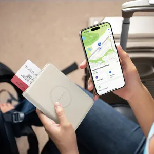 Satechi-Reisepasshülle aus veganem Leder in Sand mit Find My-Ortung, mit einem Reisepass und einer Bordkarte