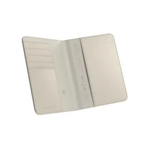 Geöffnete Satechi-Reisepasshülle aus veganem Leder mit Kartenfächern und Find My Tracker, abgebildet in Beige.