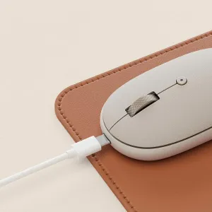Satechi OntheGo Bluetooth-Maus in Sand, abgebildet mit Scrollrad, strukturierter Oberseite und angeschlossenem USB-C-Kabel