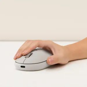 Satechi OntheGo Bluetooth-Maus in der Farbe Sand, in der Hand abgebildet, mit kompaktem, abgerundetem Design und Scrollrad