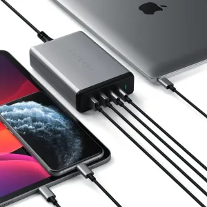 Satechi 108W Pro USB-C PD galda lādētājs ar vairākiem kabeļiem, kas pievienoti klēpjdatoram un viedtālruņiem