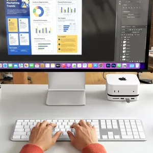 Satechi EX3 Slim trådlöst tangentbord med nordisk layout, fullstora tangenter och numeriskt tangentbord, visat i en ren skrivbordsmiljö