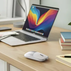 Satechi Slim EX trådløs mus i hvitt på et skrivebord, med ergonomisk lavprofildesign og rullehjul
