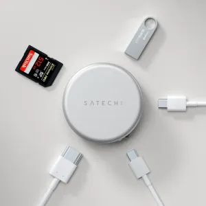 Satechi OntheGo 5-in-1 USB-C daudzportu adapteris Sudrabs, attēlots ar SD kartēm, USB zibatmiņu un kabeļiem