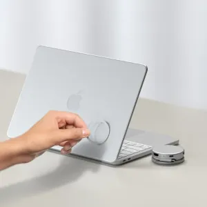 Satechi OntheGo 5-in-1 USB-C vairāku portu adapteris blakus MacBook, ar kompaktu diska formas dizainu un redzamiem portiem