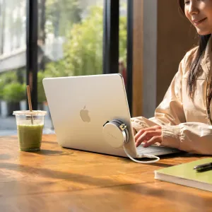Satechi OntheGo 5-in-1 USB-C daudzportu adapteris, piestiprināts pie MacBook, ar HDMI un uzlādes kabeli