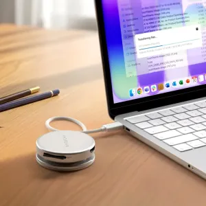 Satechi OntheGo 5-in-1 USB-C daudzportu adapteris, savienots ar klēpjdatoru failu pārsūtīšanai