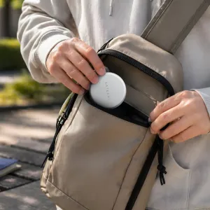 Satechi OntheGo 5-in-1 daudzportu adapteris kompaktā apaļā futrālī, kas tiek glabāts bēšā somā