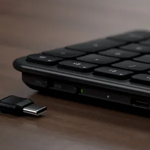 Satechi EX3 Slim bezvadu tastatūra melnā krāsā ar zema profila taustiņiem, Mac/Win slēdzi un redzamu USB-C kabeli