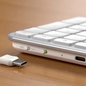 Satechi EX3 Slim trådlöst tangentbord i silver, med vita tangenter, USB-C-port och Mac/Win-reglage