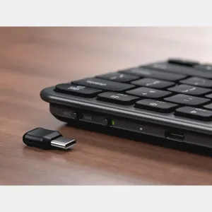 Satechi EX1 slankt trådløst tastatur med nordisk tastaturoppsett, vist i svart med Mac/Win-bryter og USB-C-dongle