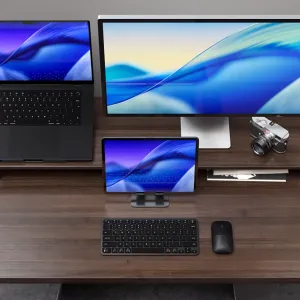Satechi EX1 slankt trådløst tastatur med nordisk layout i romsvart på et moderne skrivebordsoppsett