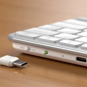 Satechi EX1 slankt trådløst tastatur med nordisk layout, MAC- og WIN-brytere, vist med USB-C-kabel