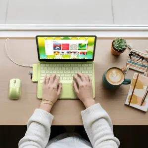 Satechi USB-C Snap Hub piestiprināts pie MacBook, parādot 6-in-1 pieslēgvietas ar HDMI, SD kartes slotu un USB-C uzlādi