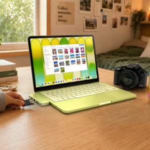 Satechi USB-C centrmezgls pievienots MacBook Neo, ar ievietotu SD karti fotoattēlu failu pārsūtīšanai