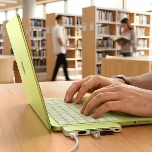 Satechi USB-C Snap Hub uz MacBook, kur redzami HDMI, SD un microSD sloti ar pievienotu USB-C kabeli