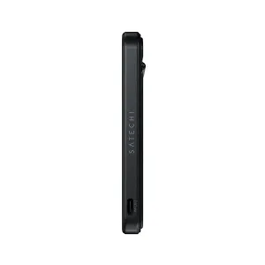 Satechi svart Qi2 magnetisk powerbank med stativ, vist fra siden med slankt, matt design