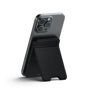 Satechi magnetisk powerbank med stativ festet til en smarttelefon for håndfri visning