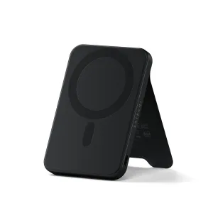 Svart magnetisk Qi2-powerbank fra Satechi med innebygd stativ, vist stående for trådløs lading.