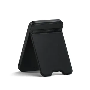 Satechi OntheGo Qi2 magnetisk powerbank med stativ i svart, som viser et sammenleggbart stativ og USB-C-port