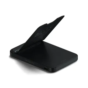 Satechi OntheGo Qi2 5K magnetisk powerbank i svart med sammenleggbart stativ og batteriindikatorlys