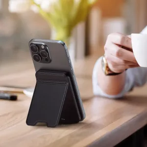 Satechi OntheGo Qi2 magnetisk powerbank med stativ som holder en smarttelefon oppreist