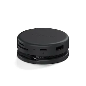 Satechi OntheGo 7-in-1-Multiport-Adapter mit USB-C, Kartensteckplätzen und geflochtenem Kabel auf weißem Hintergrund