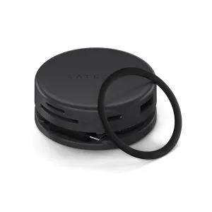 Satechi OntheGo 7-in-1-Multiport-Adapter in Space Schwarz mit magnetischem Befestigungsring sowie sichtbaren USB-, HDMI- und Kartensteckplätzen