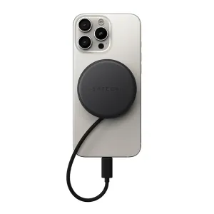 Satechi OntheGo magnetischer 7-in-1-Hub an einem Smartphone befestigt, mit USB-C-Kabel auf weißem Hintergrund
