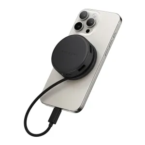 Satechi OntheGo 7-in-1-Multiport-Adapter an einem Smartphone montiert, mit geflochtenem USB-C-Kabel