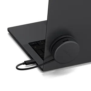 Satechi OntheGo 7-in-1-Multiport-Adapter, an einem Laptop angeschlossen, mit kompaktem Design und geflochtenem Kabel