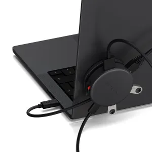 Satechi OntheGo 7-in-1-Multiport-Adapter an einem Laptop, mit geflochtenem Kabel und verbundenen Anschlüssen