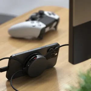 Satechi OntheGo 7-in-1-Multiport-Adapter, angeschlossen an ein Smartphone mit verbundenen Kabeln auf einem Schreibtisch