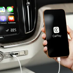 Satechi USB-A uz USB-C adapteris CarPlay tālruņa savienošanai automašīnas paneļa uzstādījumā