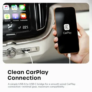 Satechi USB-A uz USB-C adapteris vadu CarPlay savienojumam automašīnā, redzams kopā ar tālruni un instrumentu paneli