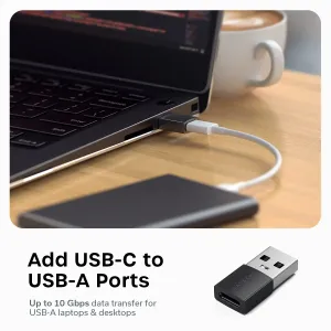 Satechi USB-A–USB-C adapteris, savienots ar klēpjdatoru, rāda kompakto USB-C adapteri USB-A datu portiem.