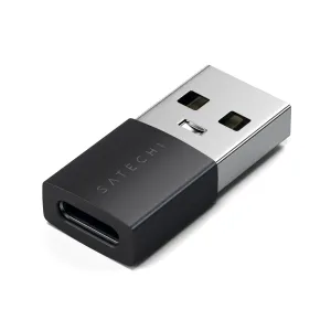 Satechi USB-A–USB-C adapteris ar sudraba USB-A spraudni un melnu USB-C ligzdu uz melna fona.