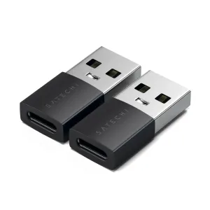 Divi Satechi USB-A uz USB-C adapteri ar kompaktu sudrabaini melnu dizainu uz melna fona