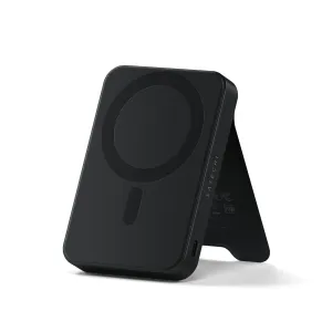 Satechi OntheGo Qi2 10K magnetisk powerbank med stativ, svart, vist stående med USB-C-port