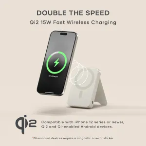 Satechi OntheGo Qi2 magnetisk powerbank med stativ som lader en smarttelefon trådløst, hvit utførelse