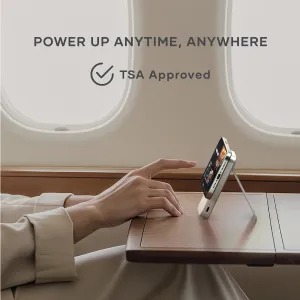 Satechi OntheGo Qi2 magnetisk powerbank med stativ som holder en telefon oppreist for bærbar trådløs lading